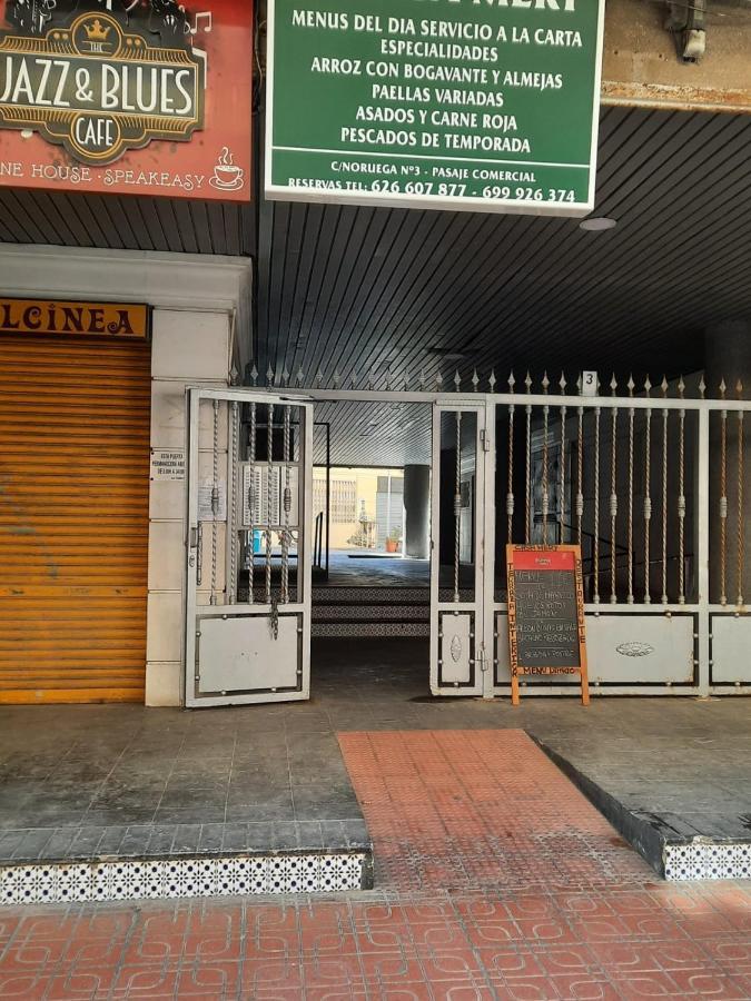 Студия На Белоснежном Пляже Los Locos Torrevieja Exteriör bild